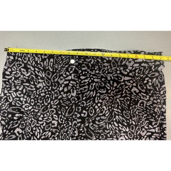 Chicos Zenergy Size 3 Black Patterned Polyester/Spandex Capri Pants - Picture 13 of 16